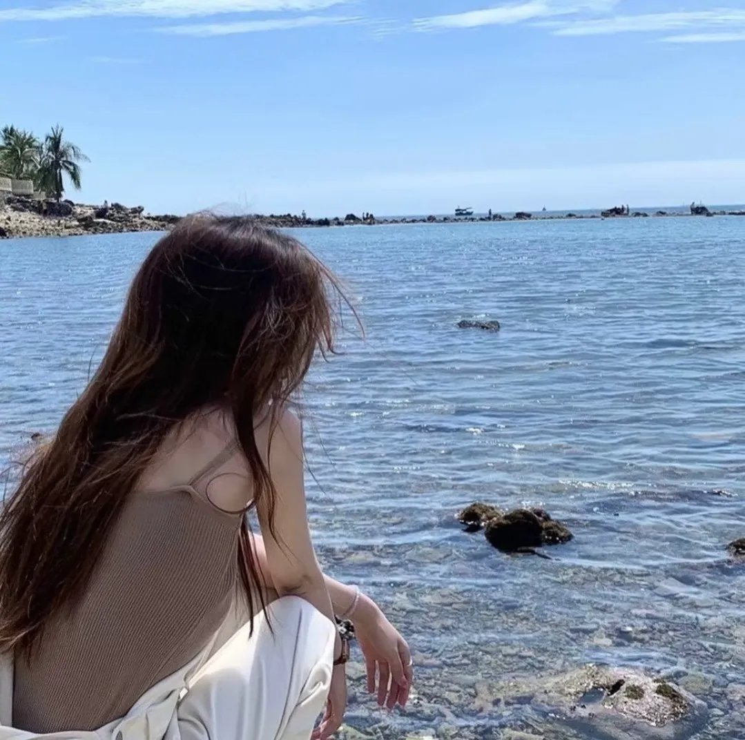 穿黑衣的女孩
